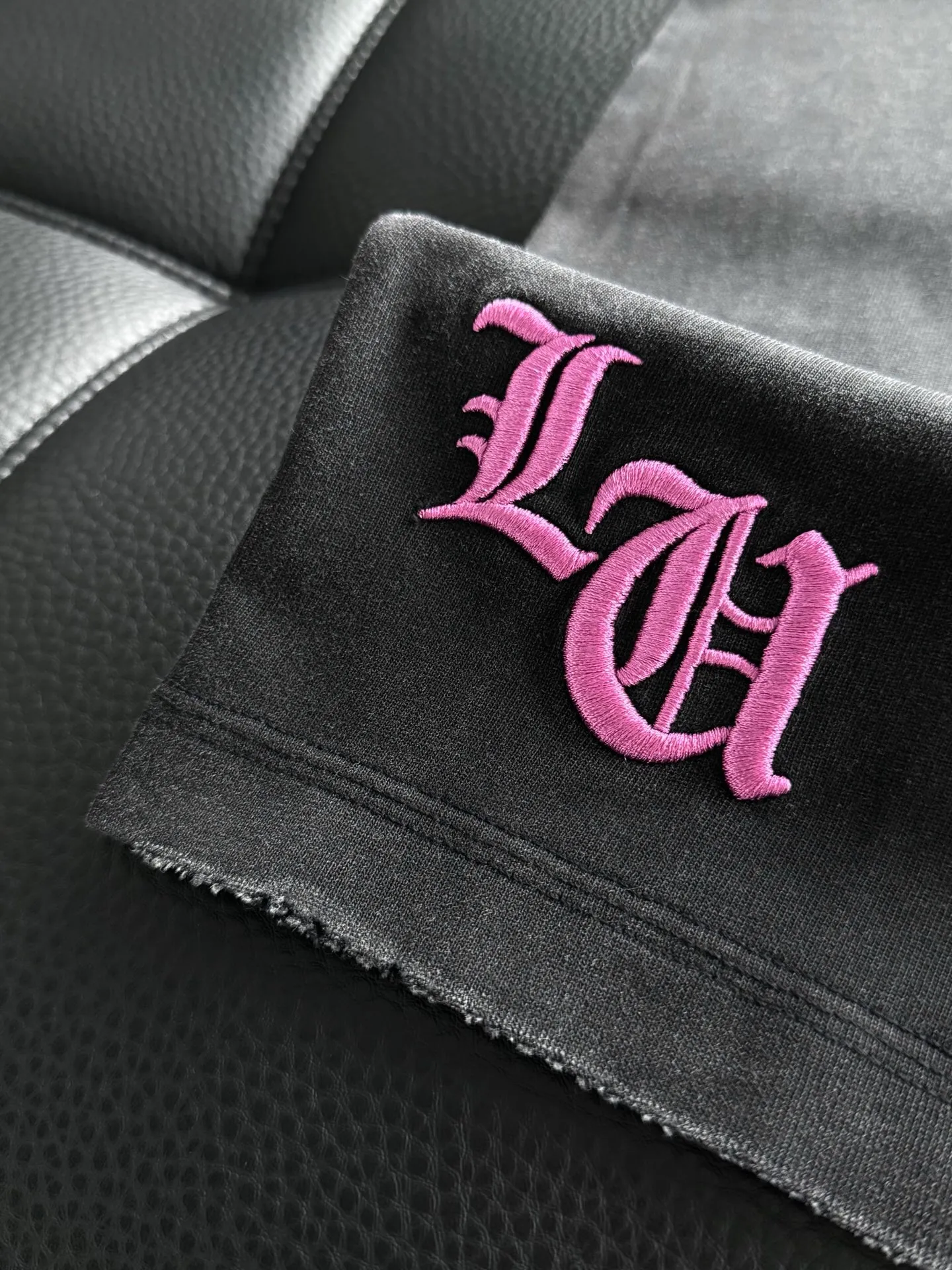 P480 💰 Chrome Hearte CH new cross horseshoe Chrome Heart Sanskrit three-dimensional patchwork show craftsmanship, washed and frayed, pure cotton double yarn jersey fabric, custom dyed in the same vat with special bold 32-count double-strand 1X1 thread. .Light luxury, a must-have item for daily commuting for men and women.  Color: Black White Size: M~3x Style No.: 3583
